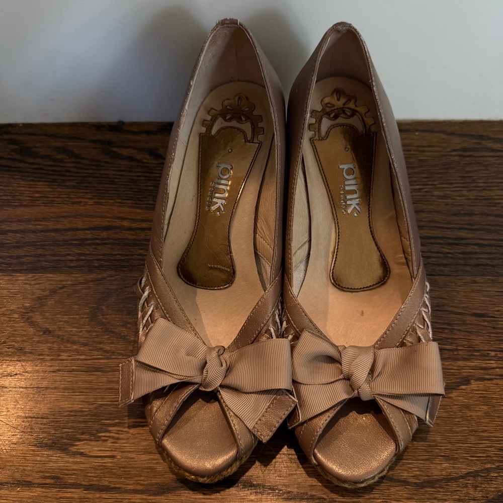 PINK Studio Women's Espadrilles Wedge - Gold / Tan with Bow Sz 7